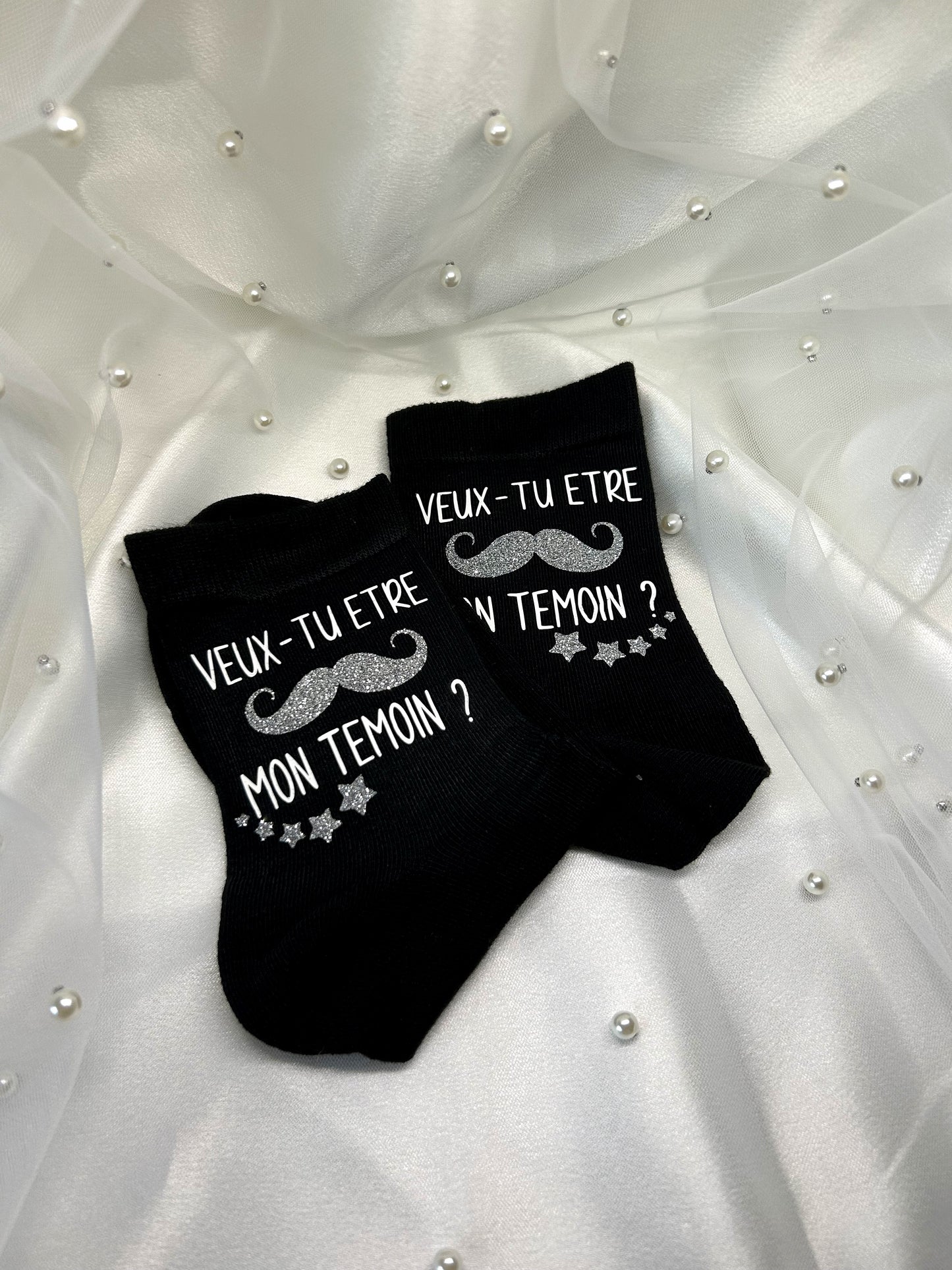 Chaussettes " Super Témoin " - L'accessoire symbolique pour un rôle unique et précieux.