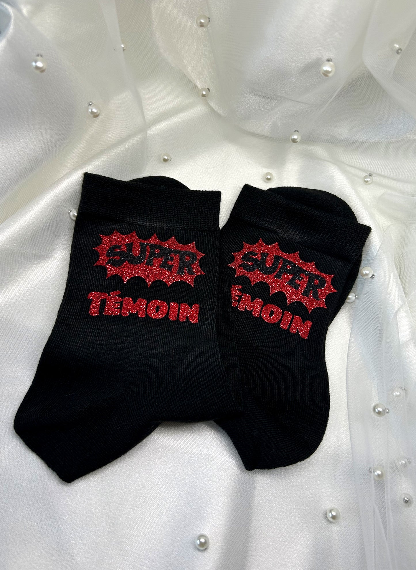 Chaussettes " Super Témoin " - L'accessoire symbolique pour un rôle unique et précieux.