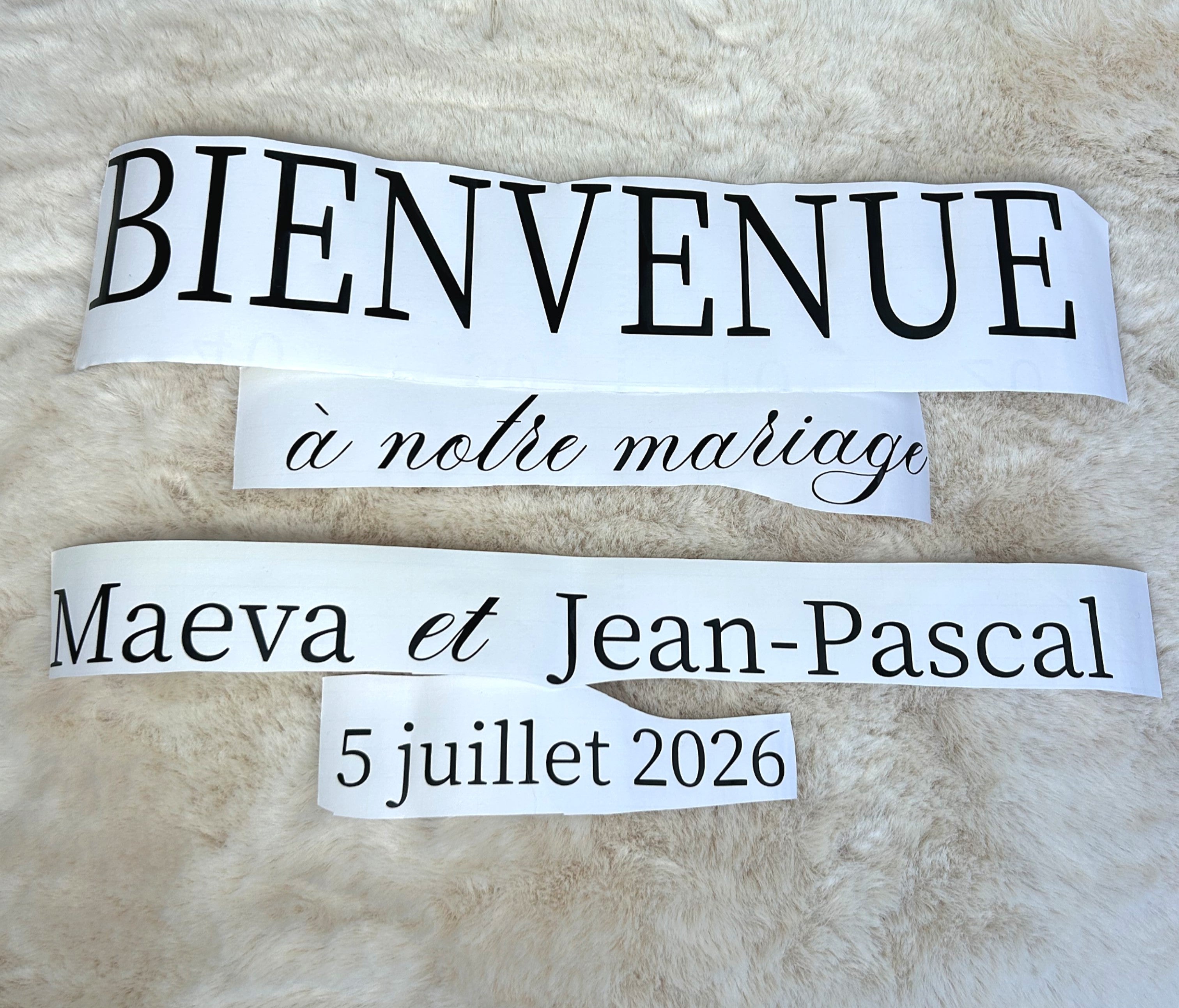 Sticker personnalisé pour panneau de bienvenue - Le détail parfait pour accueillir vos invités avec style dès leur arrivée.
