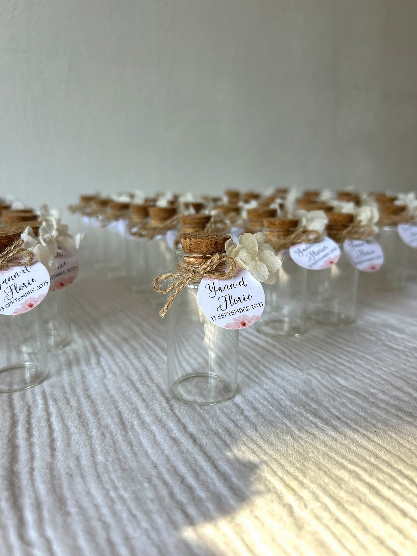 Fiole " Petit trésor à offrir " - Un petit écrin de verre, noué de douceur, pour glisser un souvenir délicat à vos invités.