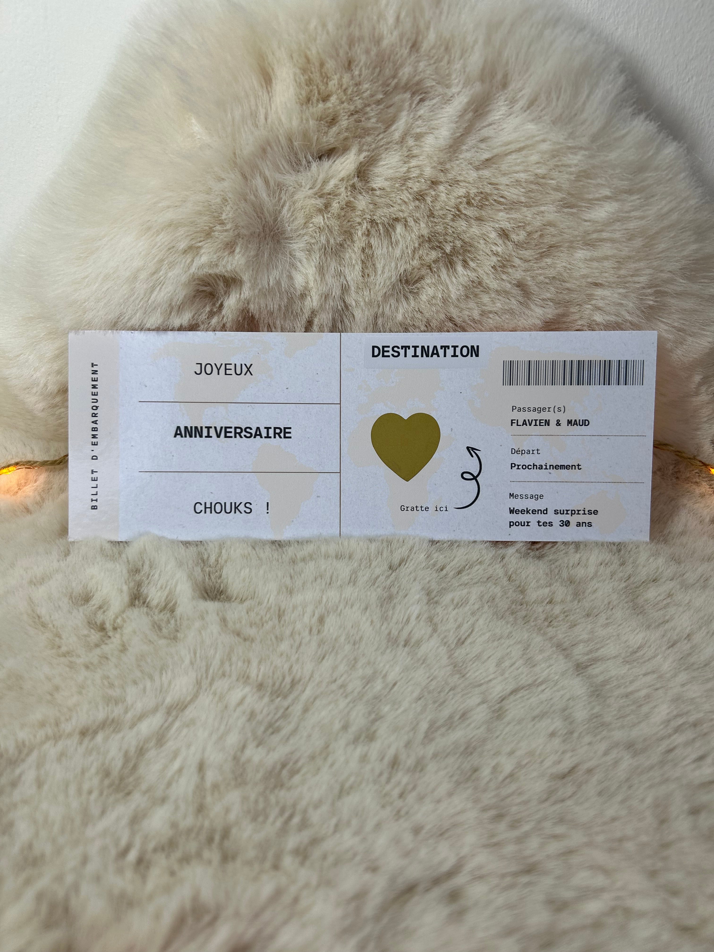 Embarquement immédiat - « Un billet plein de promesse à gratter du bout des doigts. »