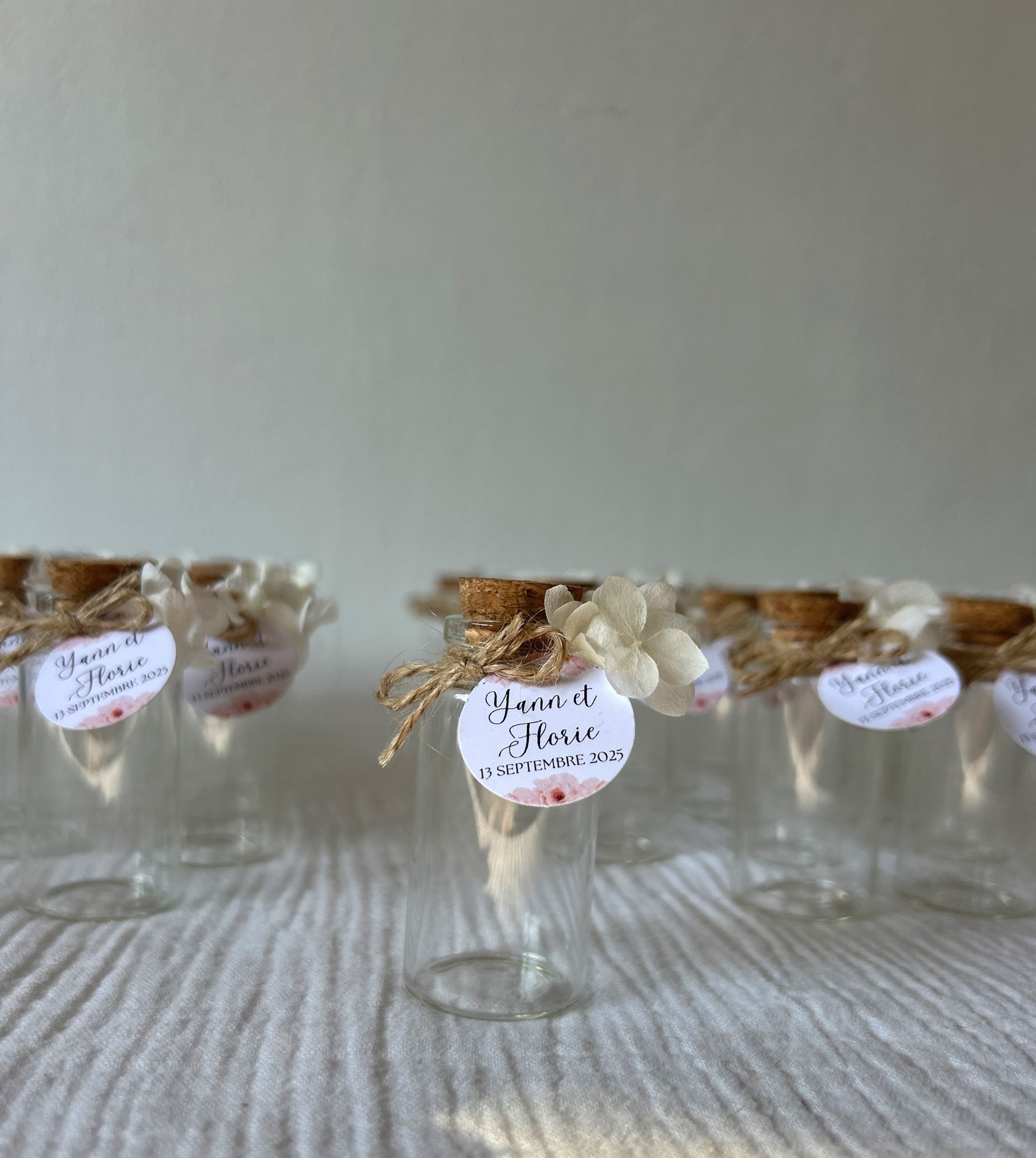 Fiole " Petit trésor à offrir " - Un petit écrin de verre, noué de douceur, pour glisser un souvenir délicat à vos invités.