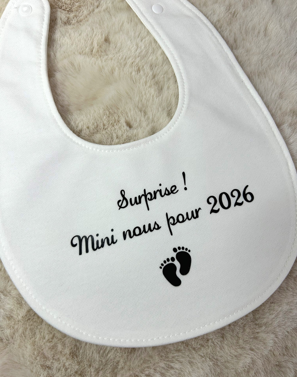 Bavoir « Surprise ! Mini nous pour 2026/2027 »