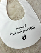 Bavoir « Surprise ! Mini nous pour 2026/2027 »