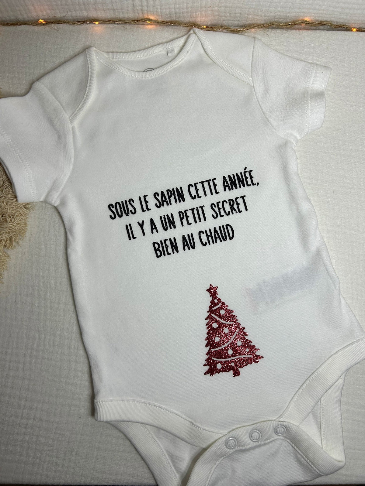 Body « Sous le sapin cette année il y a un petit secret bien au chaud »