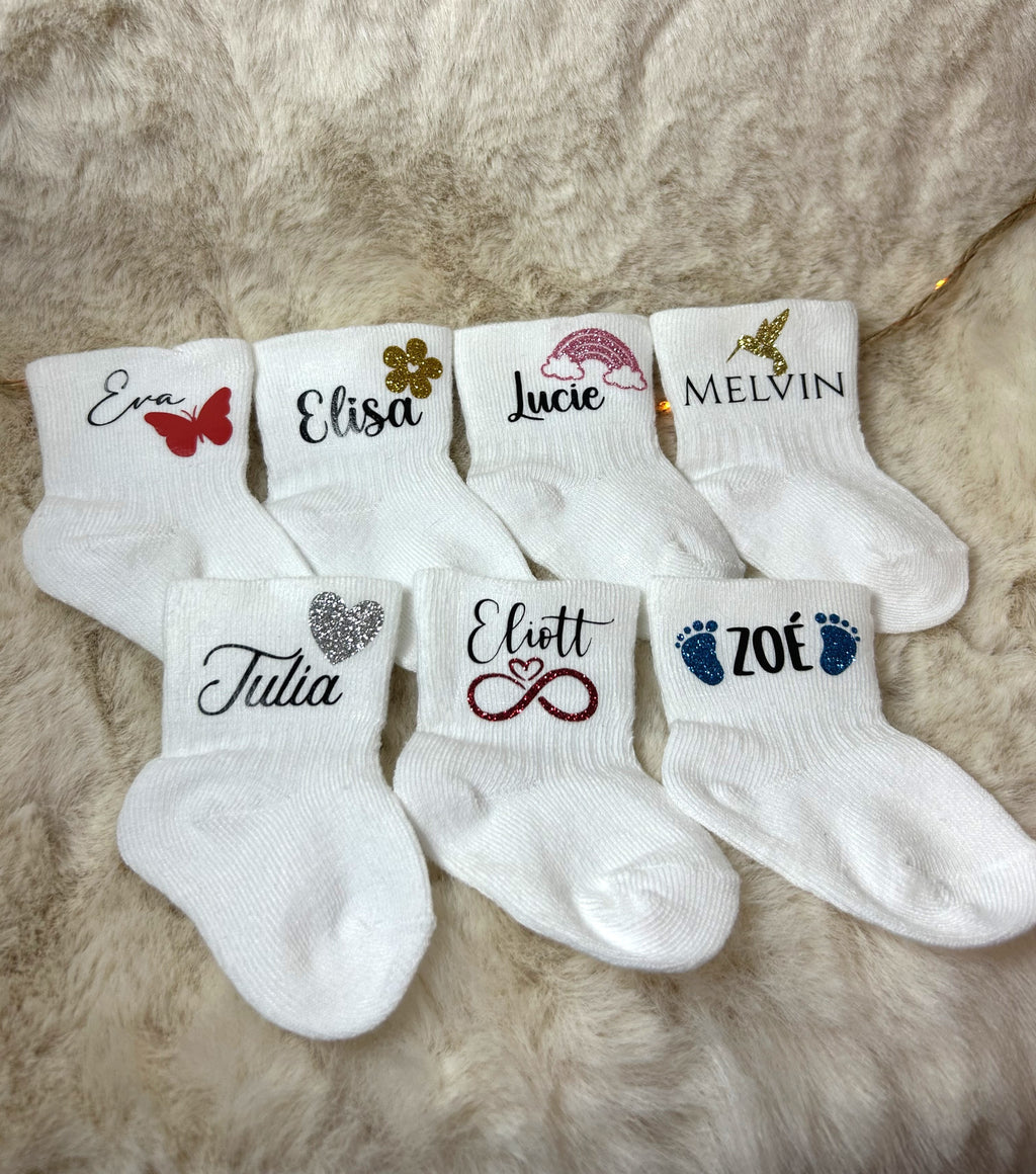 Chaussettes « Petits pas d’amour » - Un prénom, un petit symbole, et beaucoup de douceur.