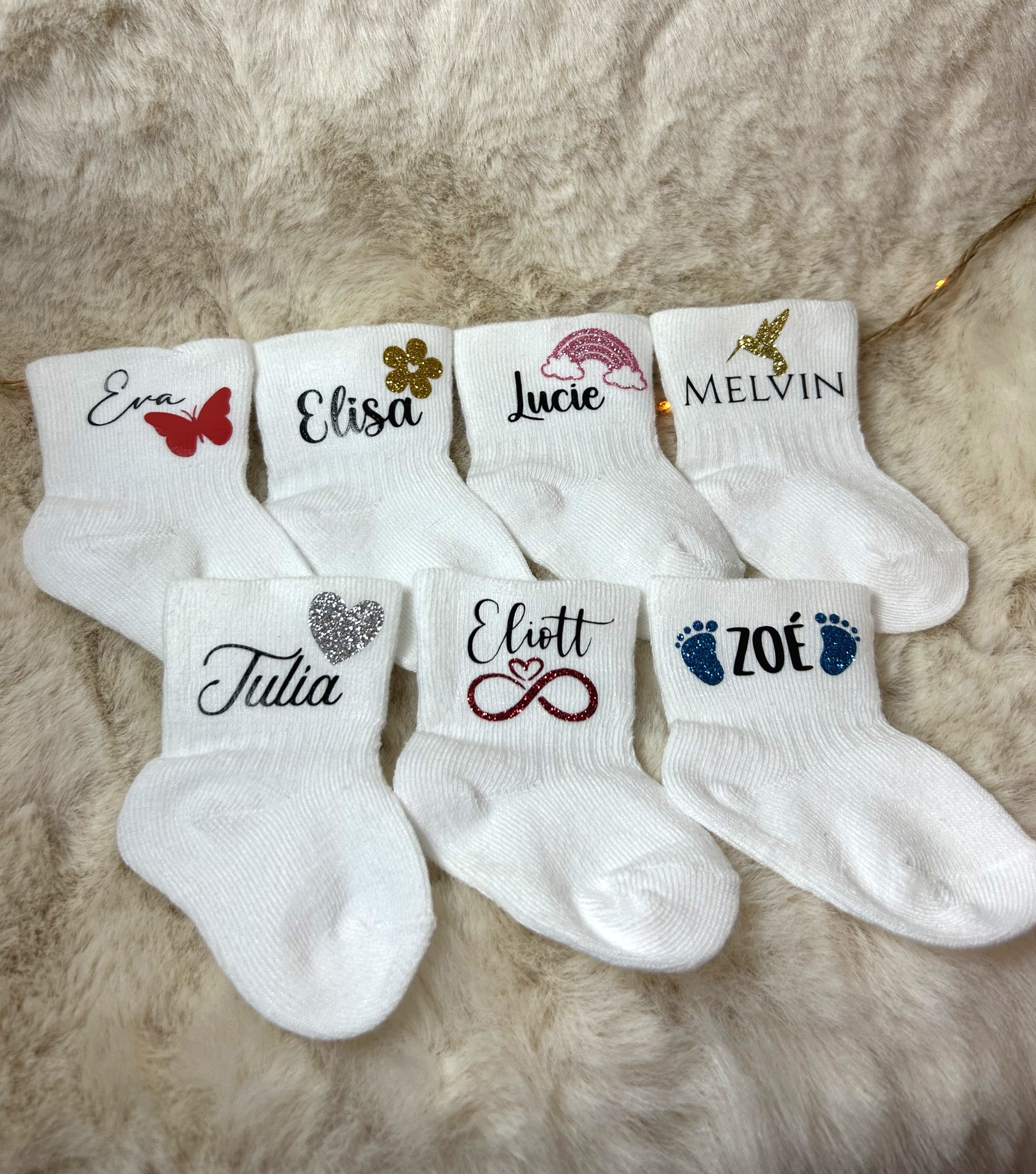 Chaussettes « Petits pas d’amour » - Un prénom, un petit symbole, et beaucoup de douceur.
