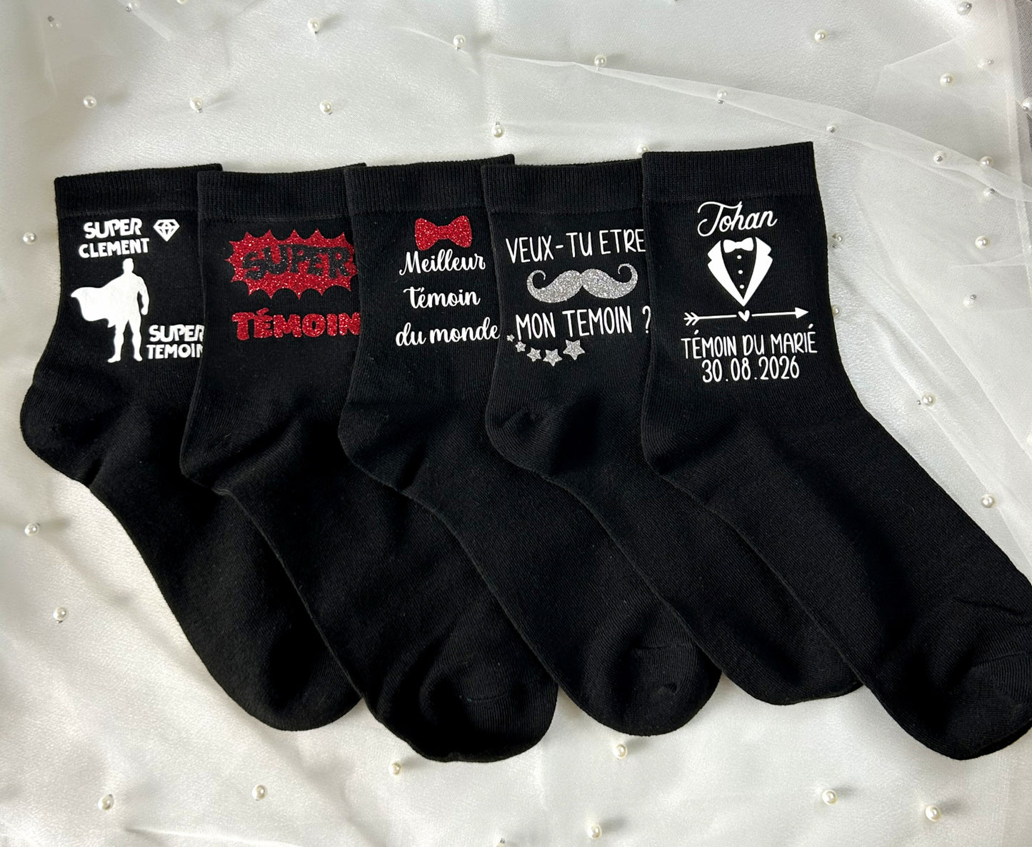 Chaussettes " Super Témoin " - L'accessoire symbolique pour un rôle unique et précieux.