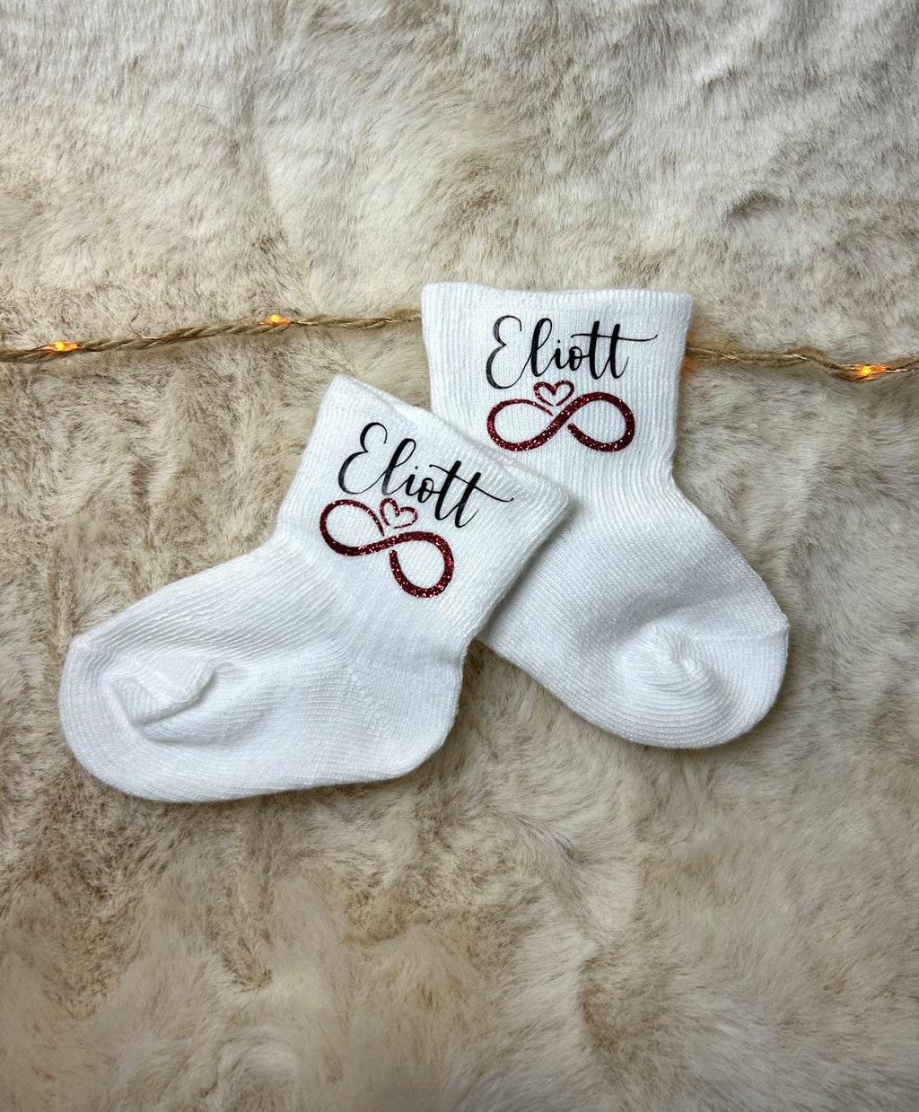 Chaussettes « Petits pas d’amour » - Un prénom, un petit symbole, et beaucoup de douceur.