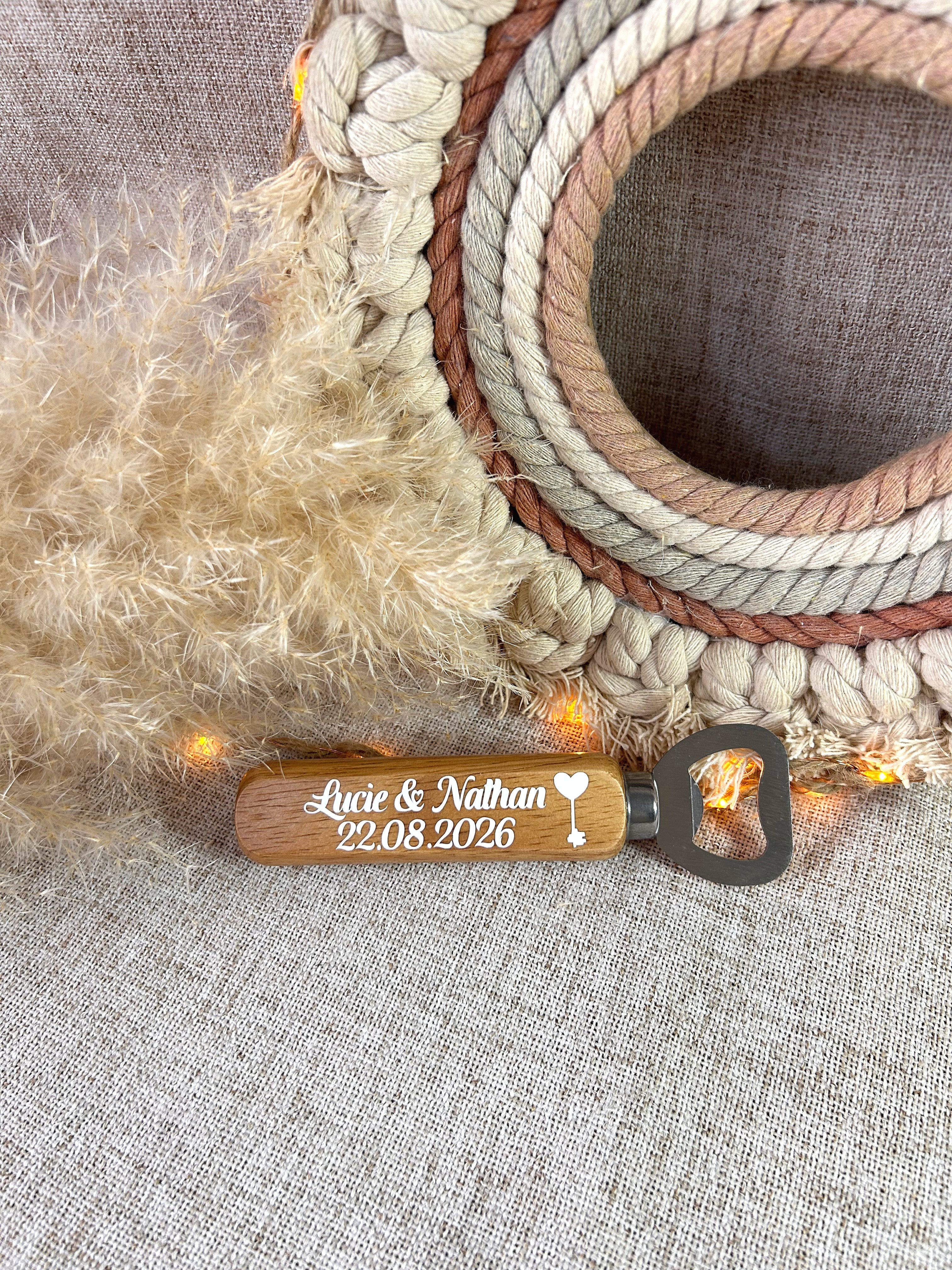 Décapsuleur " À l'amour " - Le petit cadeau qui accompagnera vos invités bien après la fête.