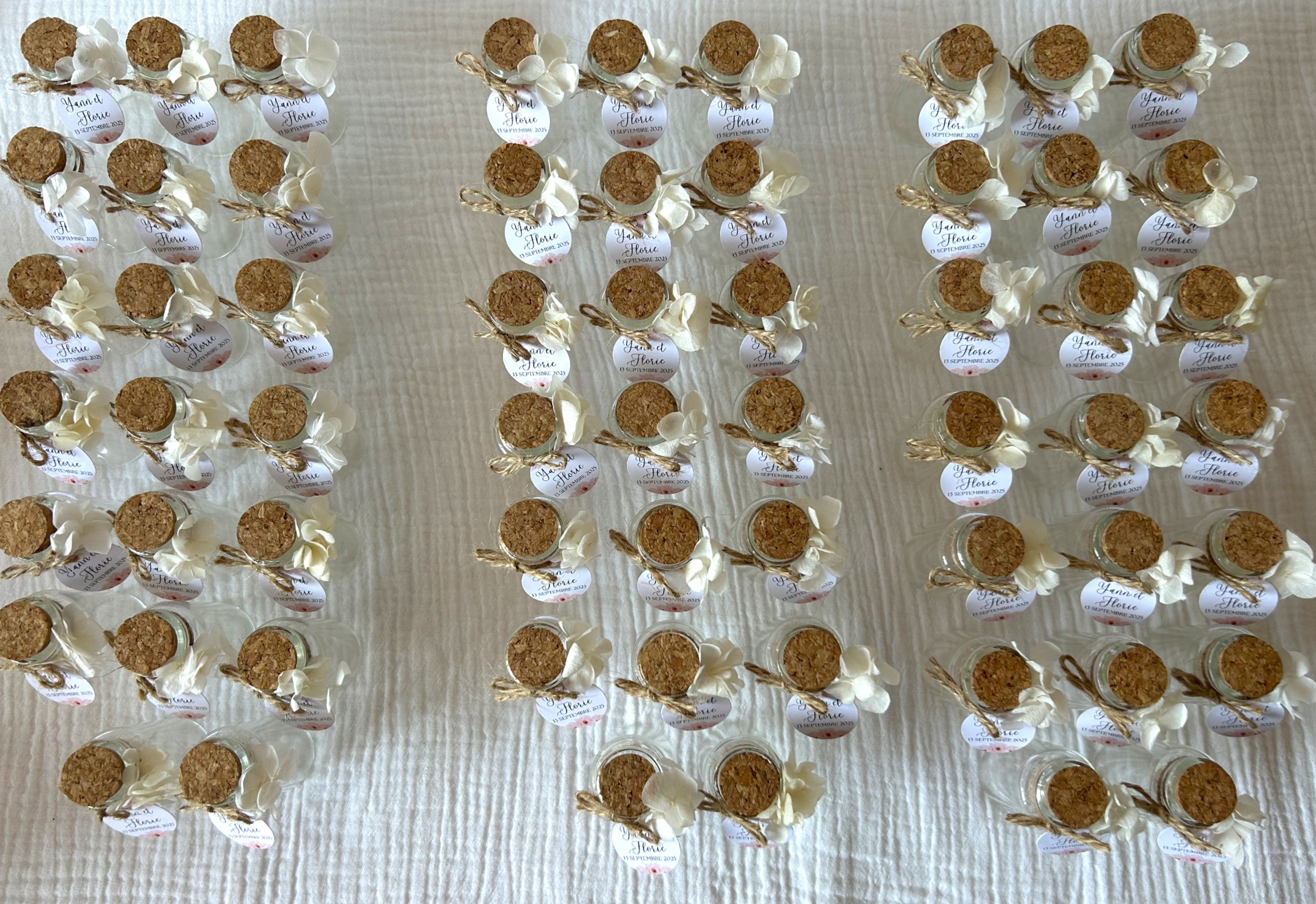 Fiole " Petit trésor à offrir " - Un petit écrin de verre, noué de douceur, pour glisser un souvenir délicat à vos invités.