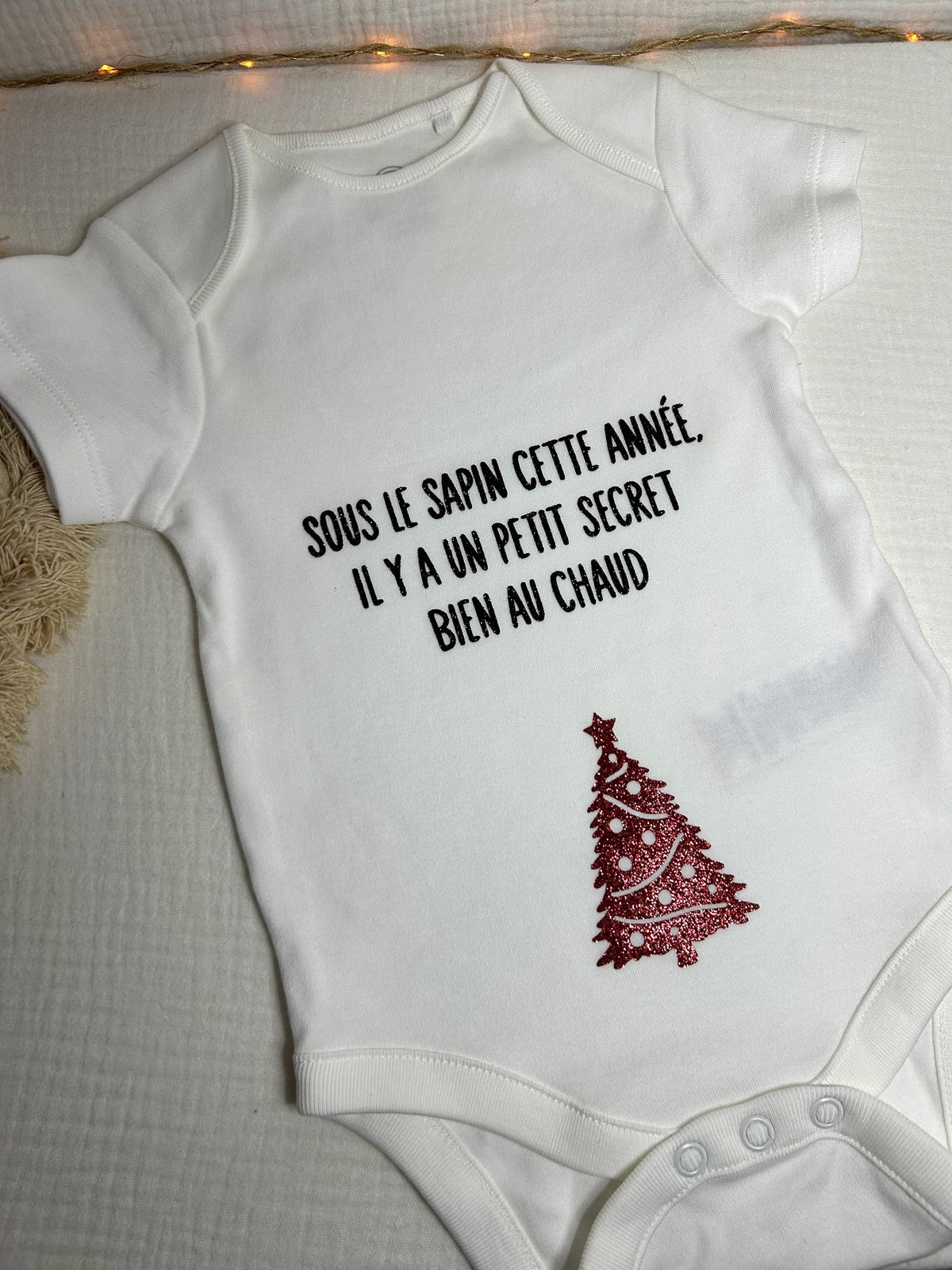 Body « Sous le sapin cette année il y a un petit secret bien au chaud »