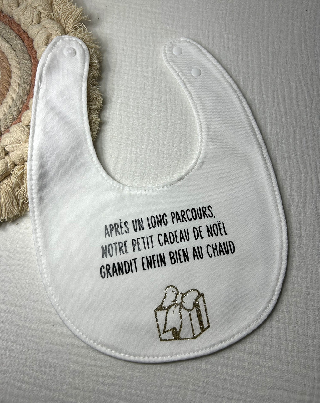 Bavoir « Après un long parcours, notre petit cadeau de Noël grandit enfin bien au chaud »