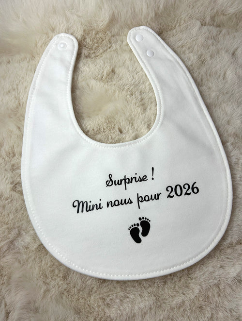 Bavoir « Surprise ! Mini nous pour 2026/2027 »