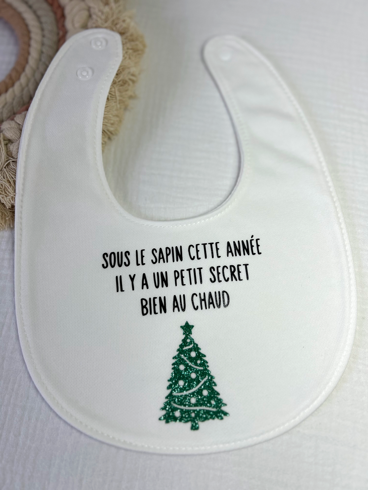 Bavoir « Sous le sapin cette année il y a un petit secret bien au chaud »