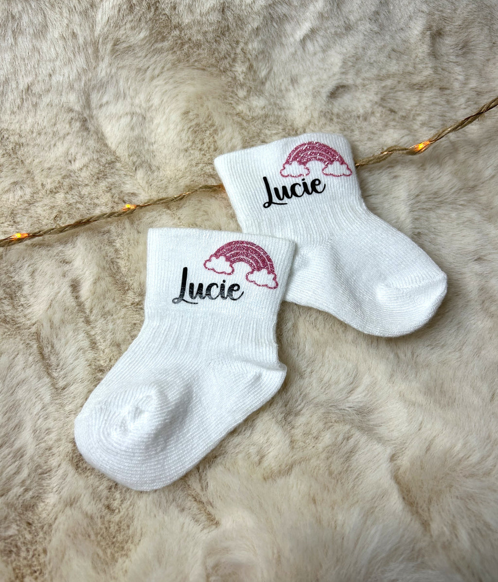 Chaussettes « Petits pas d’amour » - Un prénom, un petit symbole, et beaucoup de douceur.