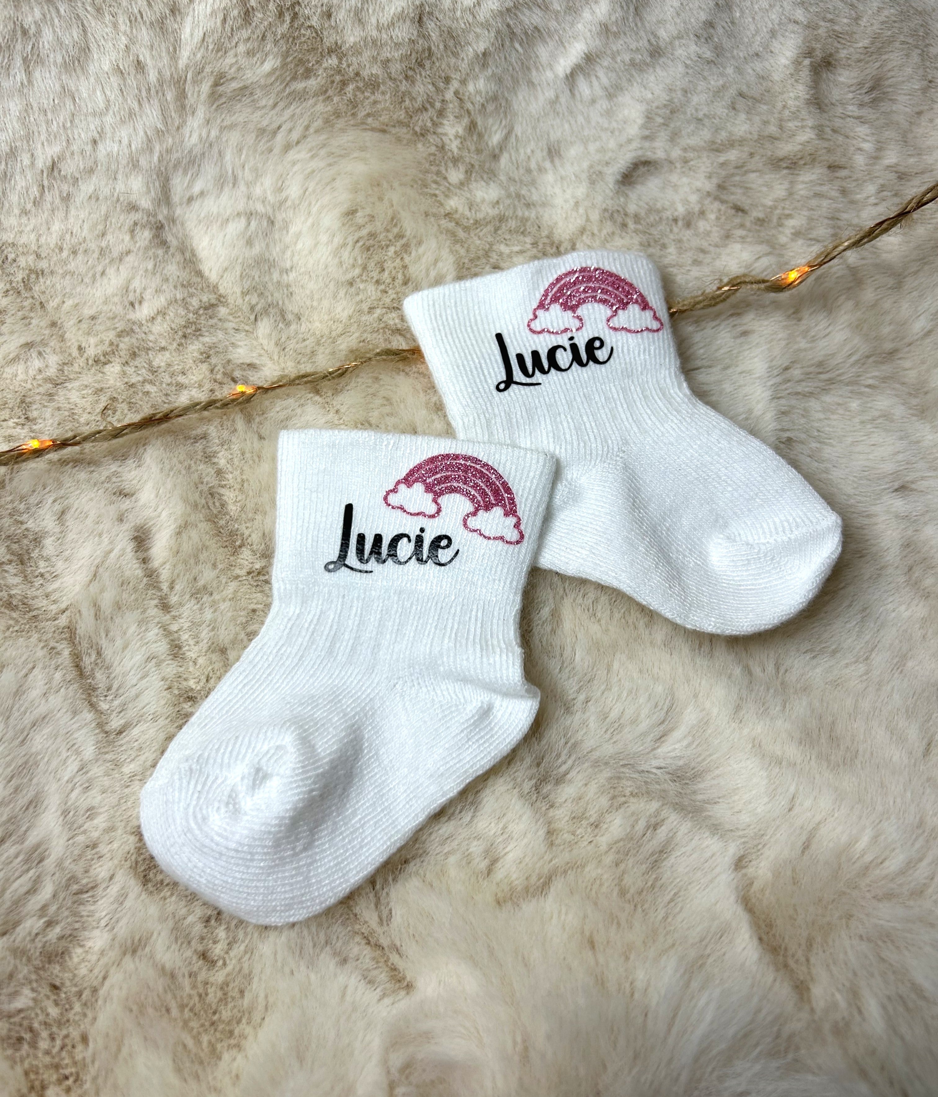 Chaussettes « Petits pas d’amour » - Un prénom, un petit symbole, et beaucoup de douceur.