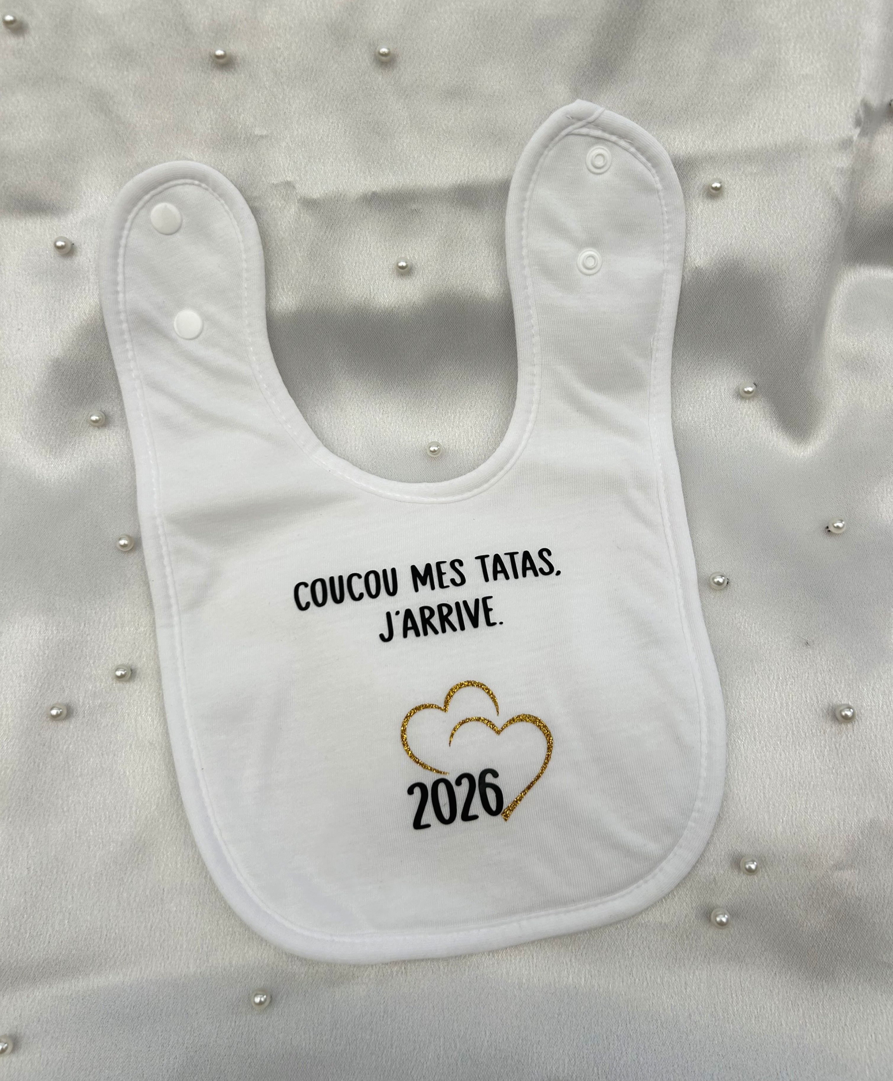 Bavoir « Coucou mes tatas, j'arrive - 2026 »