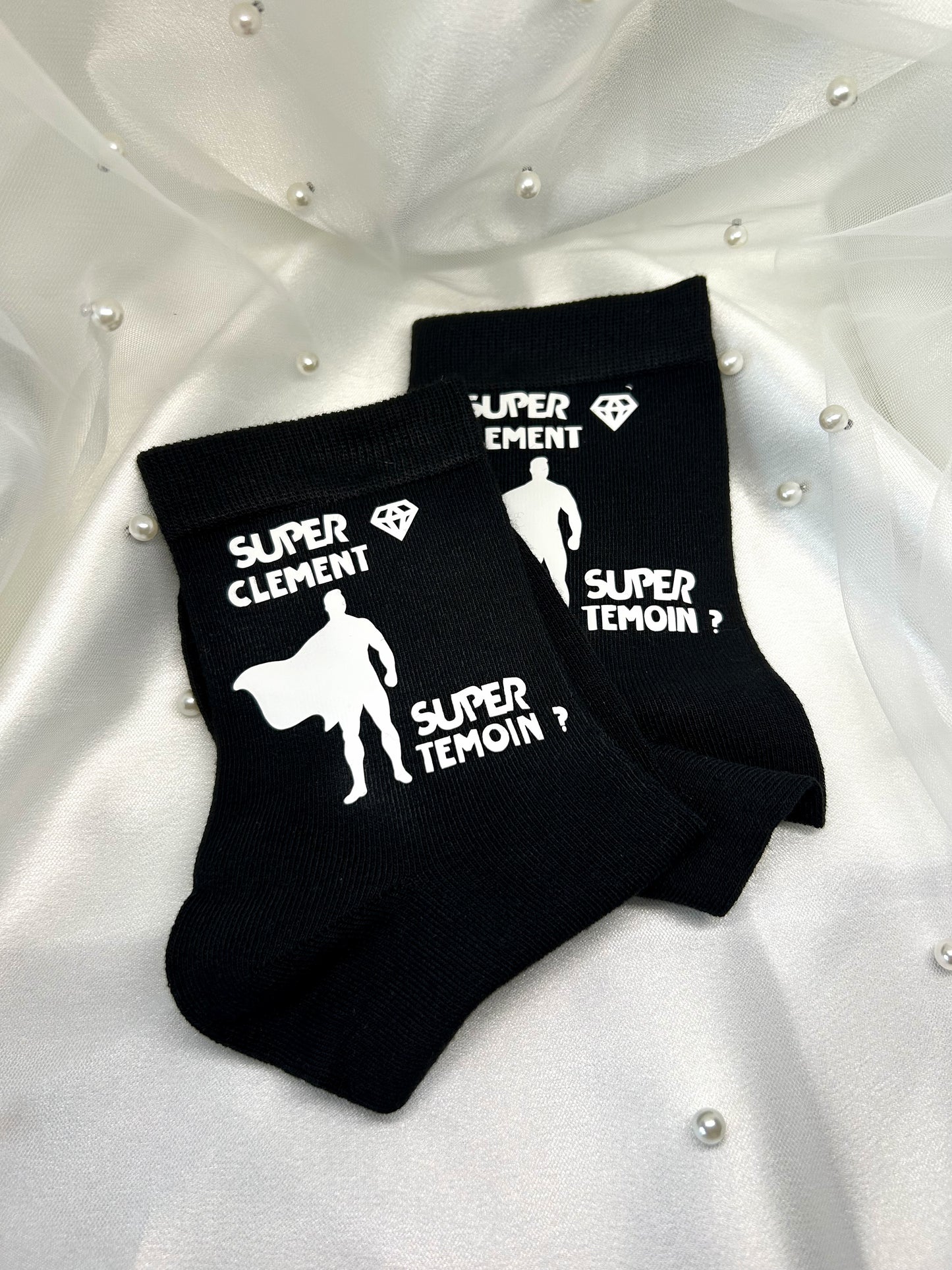Chaussettes " Super Témoin " - L'accessoire symbolique pour un rôle unique et précieux.
