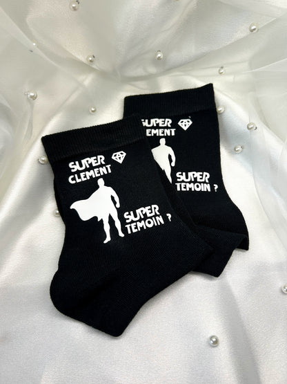 Chaussettes " Super Témoin " - L'accessoire symbolique pour un rôle unique et précieux.