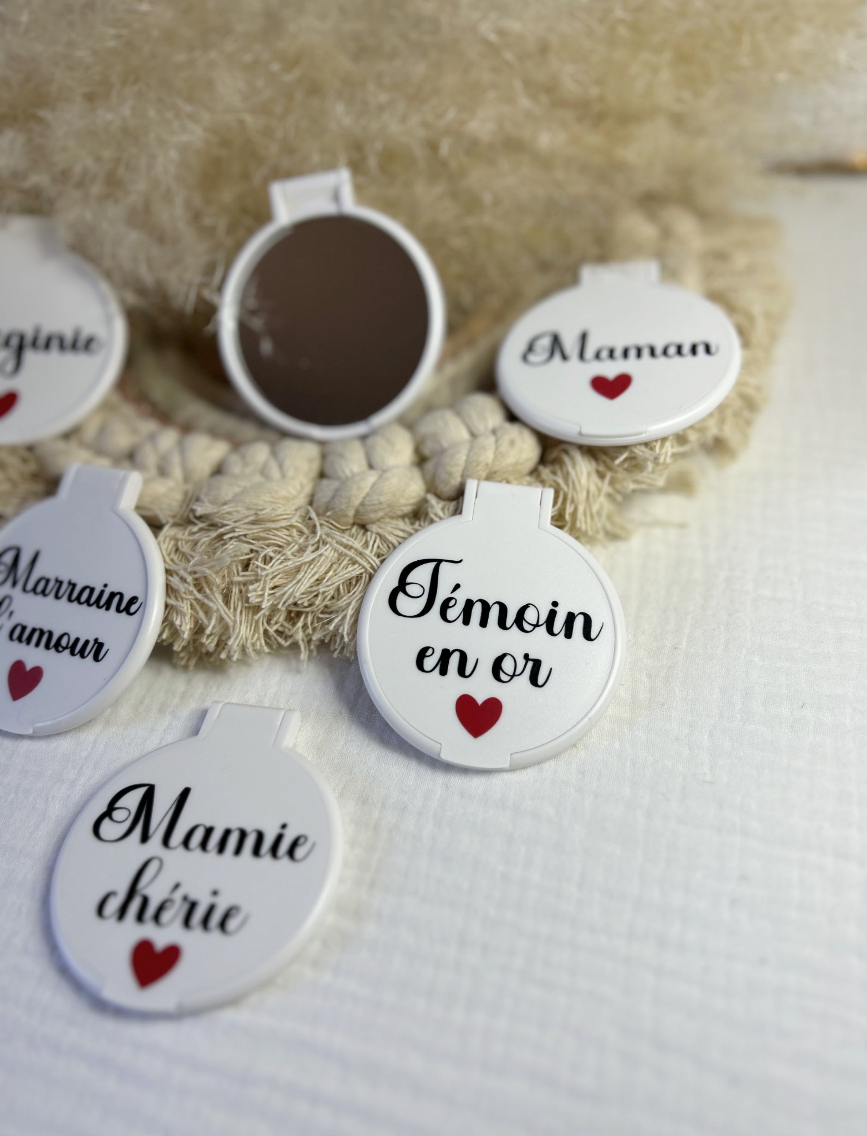 Miroir de poche « Joli reflet » - Un accessoire pratique et délicat, imaginé pour offrir bien plus qu’un simple reflet.