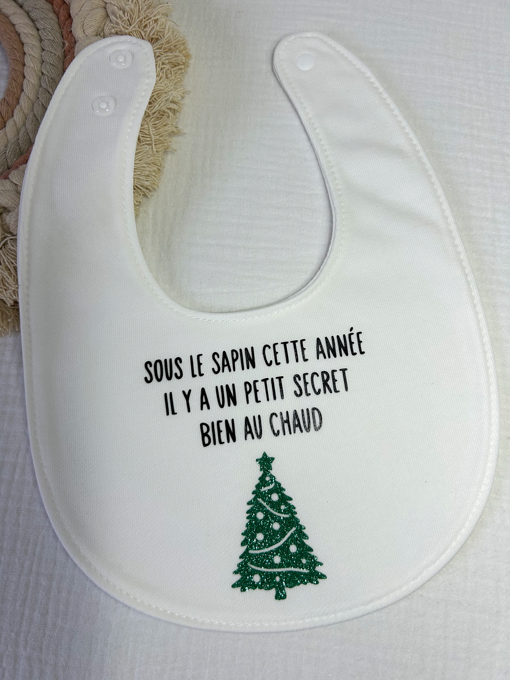Bavoir « Sous le sapin cette année il y a un petit secret bien au chaud »