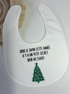 Bavoir « Sous le sapin cette année il y a un petit secret bien au chaud »