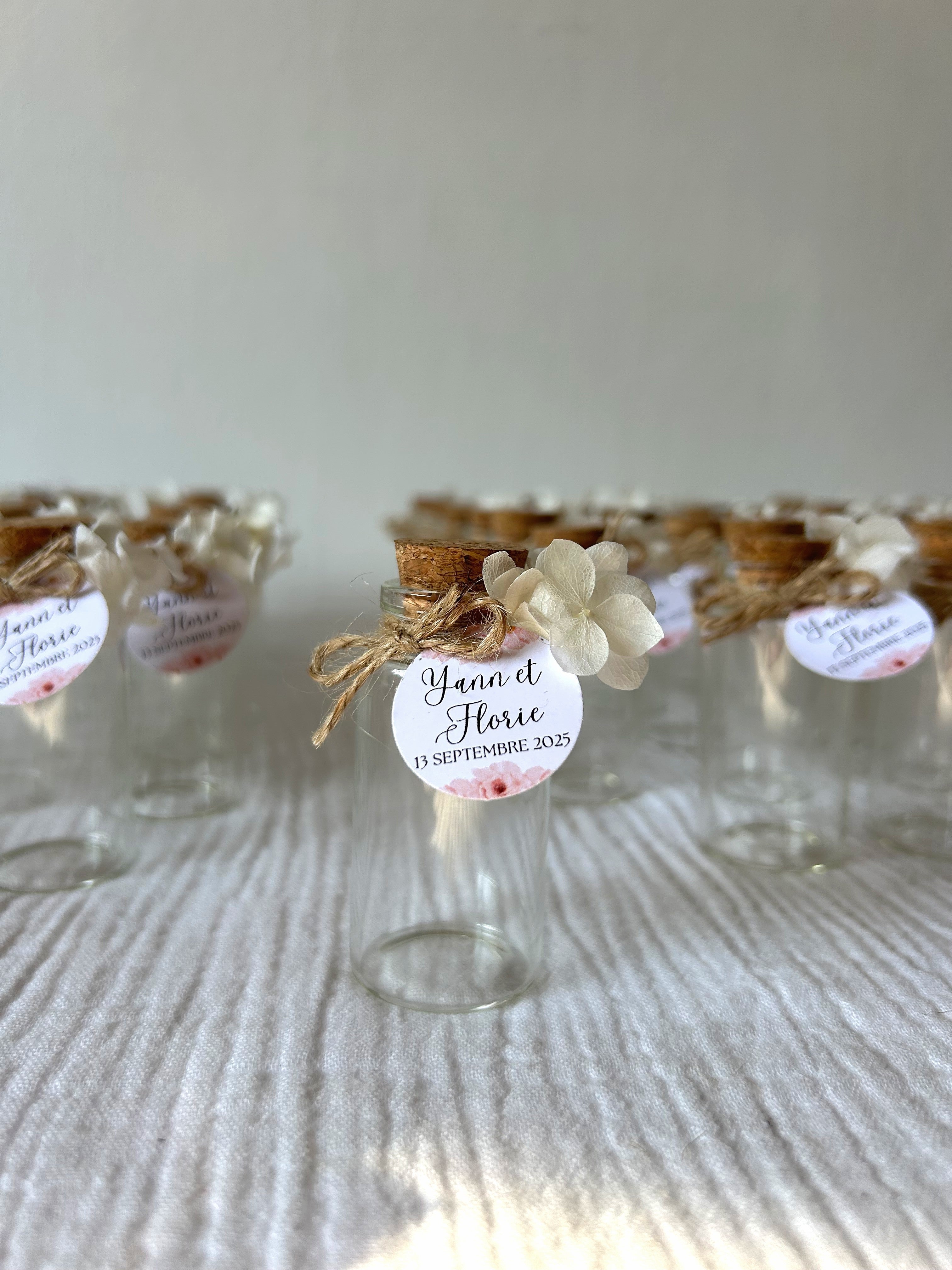 Fiole " Petit trésor à offrir " - Un petit écrin de verre, noué de douceur, pour glisser un souvenir délicat à vos invités.