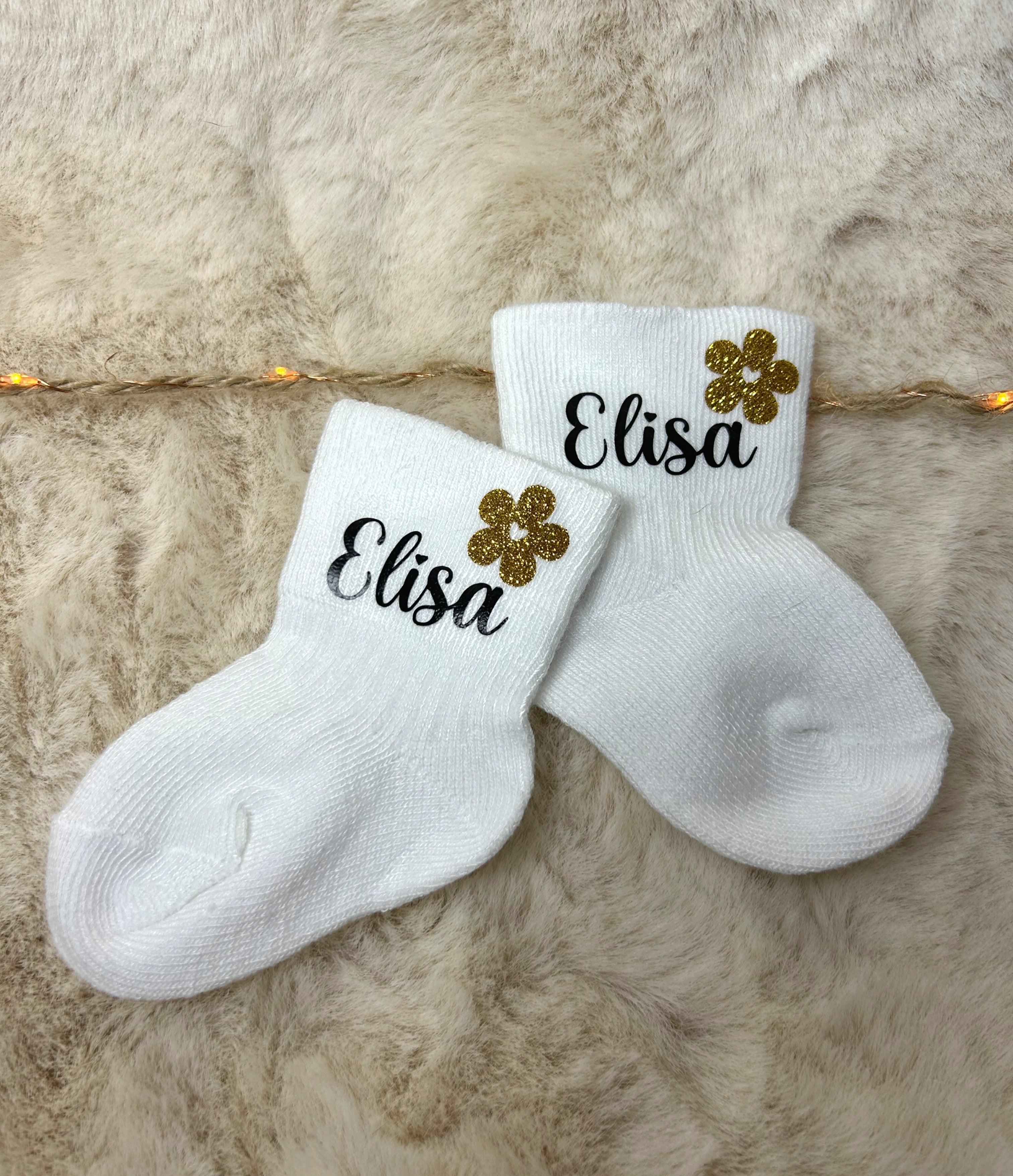 Chaussettes « Petits pas d’amour » - Un prénom, un petit symbole, et beaucoup de douceur.