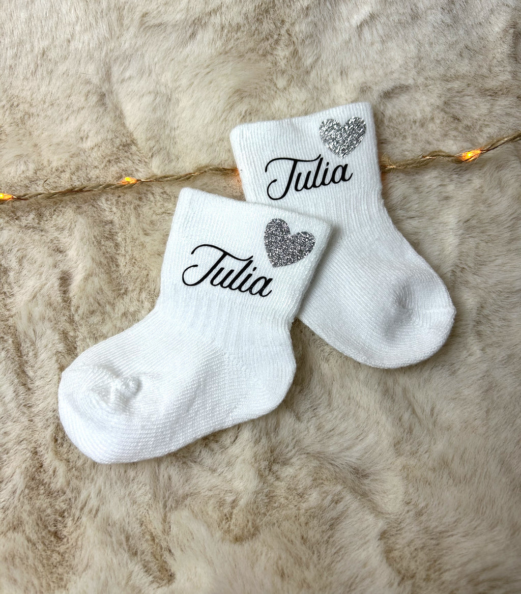 Chaussettes « Petits pas d’amour » - Un prénom, un petit symbole, et beaucoup de douceur.