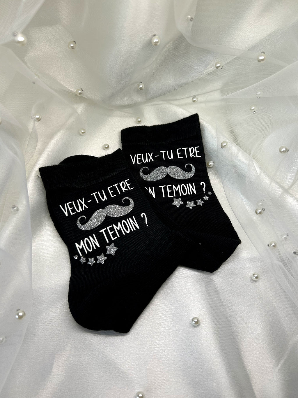 Chaussettes " Super Témoin " - L'accessoire symbolique pour un rôle unique et précieux.