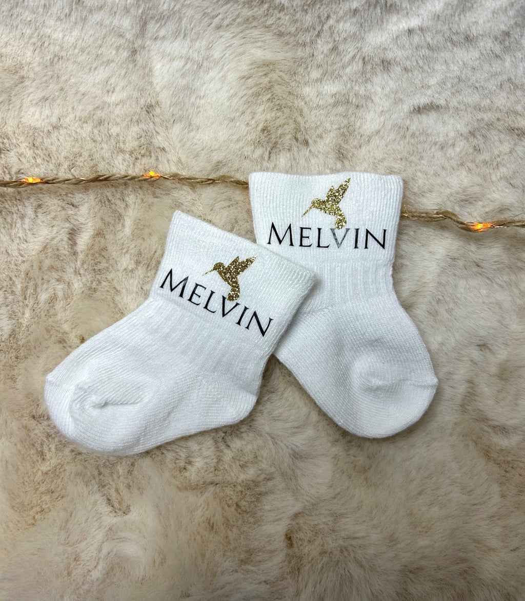 Chaussettes « Petits pas d’amour » - Un prénom, un petit symbole, et beaucoup de douceur.