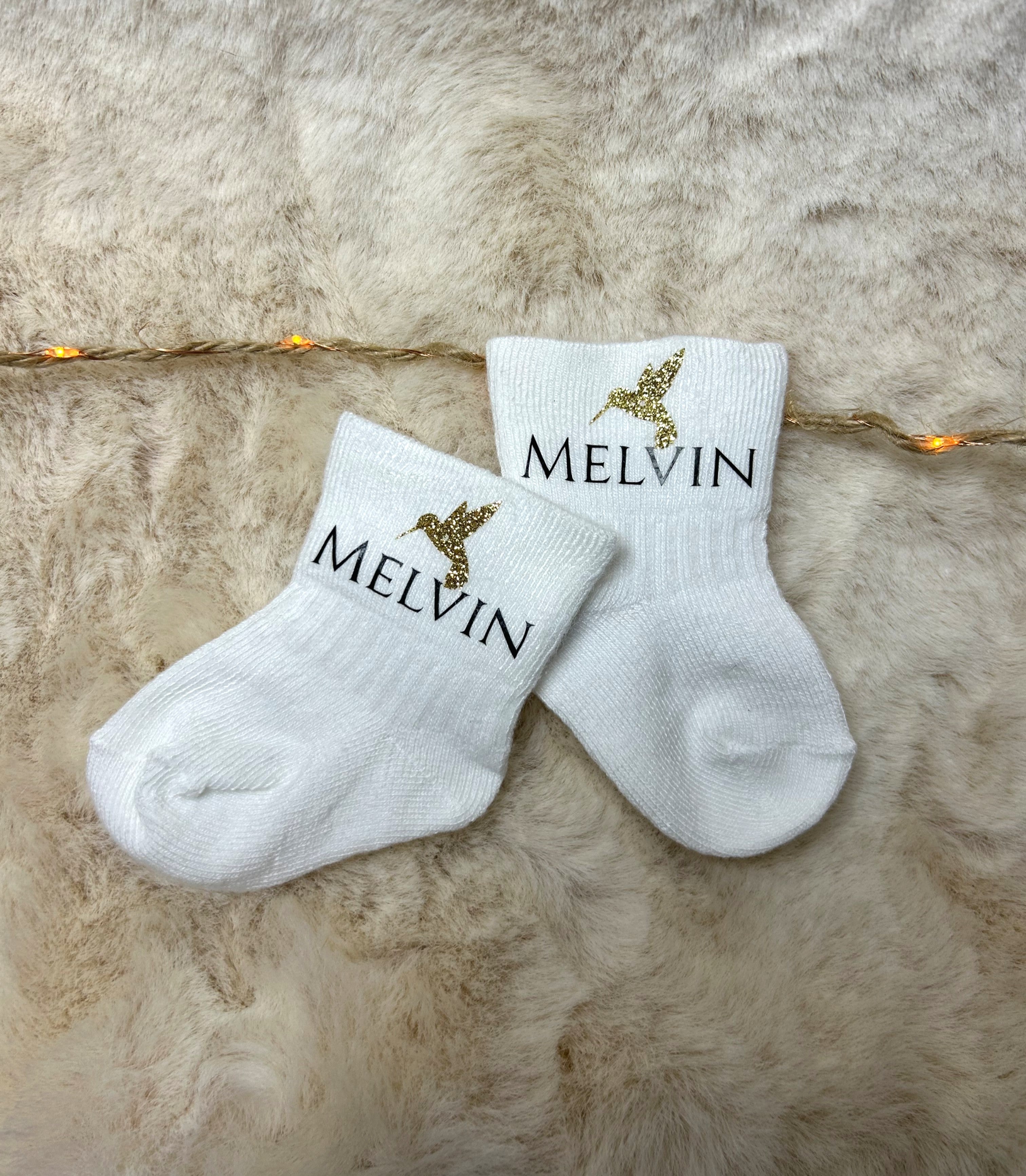 Chaussettes « Petits pas d’amour » - Un prénom, un petit symbole, et beaucoup de douceur.